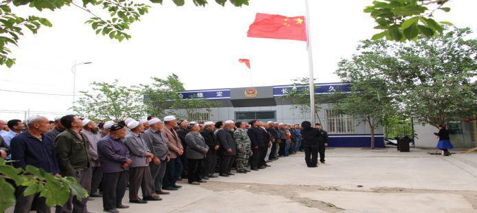 赵国强书记一行参加阿克吐尔村周一(五一劳动节)的升国.jpg